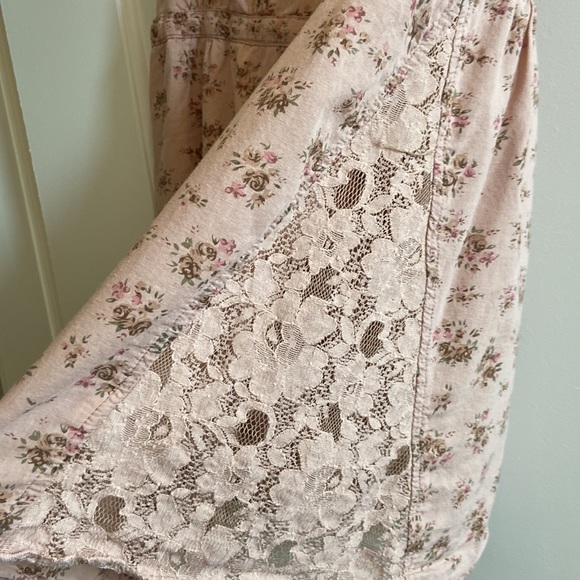 EUC Cute floral sleeves top with lace detailing. - Picture 4 of 9